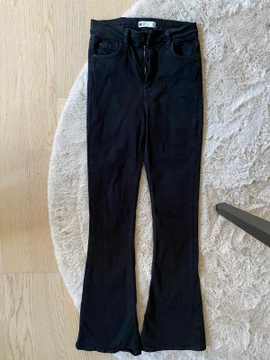 Flared Perfect Jeans - ”Perfect jeans” Flared från Gina Tricot i storlek S i nyskick, endast testade