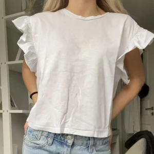 Volangtopp💗 - Volangtopp från zara💗litet hål i fram, lite missfärgad, därav priset💗