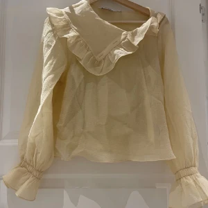 Blus - Sjukt fin blus från other stories! Älskar!! Den är ej för ful utan mer vit gul!😍