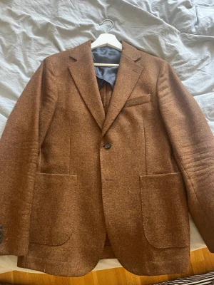 Oscar Jacobson Kavaj - Kavaj från Oscar Jacobson, Köpt förra våren, använd fåtal gånger. Ull och tweed blandning från Yorkshire.  Färg: Brun Storlek 48 | Medium Nypris: 6500kr Pris: 1500kr