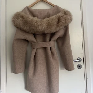 Äkta pälskappa - Säljer min superfina pälskappa då den inte kommer till användning längre. Nyskick. Stl S men lite oversized så hade även passat M