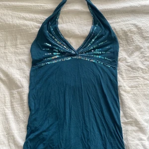 Glittrig halterneck  - Glittrig halterneck! Jätte fin!