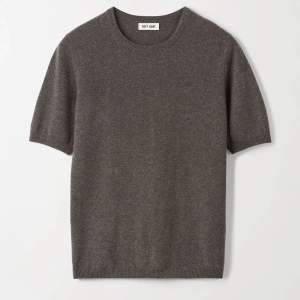 En soft goat t-shirt i färgen gråbrun (100% cashmere). Säljs pga att den inte passar mig. Originalpris ca 1700 kr. Knappt använd. Skriv för fler bilder :)