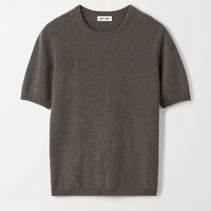 SOFT GOAT  - En soft goat t-shirt i färgen gråbrun (100% cashmere). Säljs pga att den inte passar mig. Originalpris ca 1700 kr. Knappt använd. Skriv för fler bilder :)