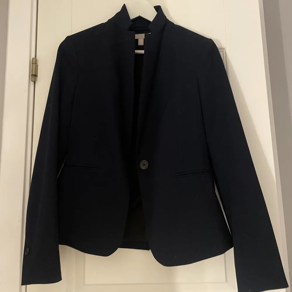 jättefin marinblå blazer endast testad! så i ett väldigt fint skick😍skriv för fler bilder . Kostymer.