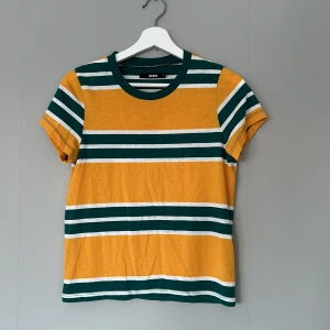 Tshirt - Använd - i fint skick, utöver liten fläck. Vet inte om den går bort i tvätt eller inte, därav pris.