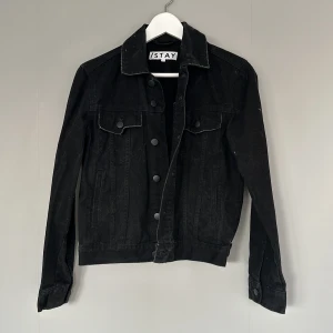 Jeansjacka - Gott skick men behöver rollas av, därav priset 