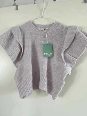 topp - Jättegullig topp i ljuslila färg, nypris 399