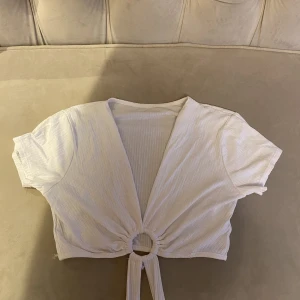 Vit topp  - Säljer min vita topp som är perfekt till sommaren. Den har aldrig kommit till användning. Nypris 199, säljer för 90kr. Skriv för mer bilder eller frågor.