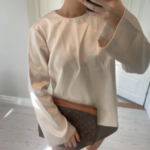 Satin tröja  - Såååå tjockt och fint material!!! Skit snygg💓nypris 800