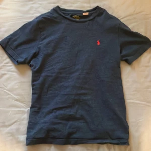 Ralph lauren T-shitt - En snygg navy blue t-shirt i fint skick!