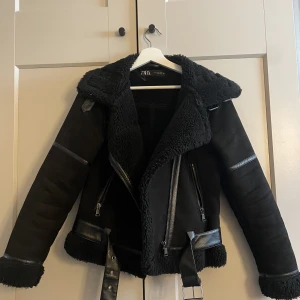 Kappa från zara - Säljer min jättefina jacka från zara, nästan aldrig använd så i jöttebra skick!❤️ Ska köpa ny jacka därför säljer jag denna!❤️Kom privat för fler frågor❤️