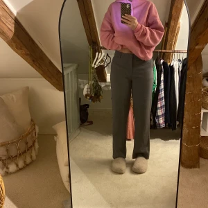 Gråa kostymbyxor  - Ett par gråa kostymbyxor i nyskick.