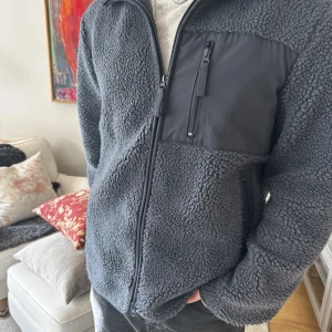 Jacka - Perfekt höst och vinterjacka från A days march. Från herravdelningen men passar alla. Köpt för 1500kr och är i perfekt skick. 