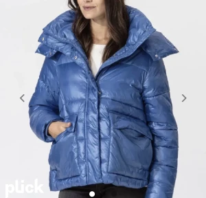 Blå vinter jacka  - En superfin blå vinter jacka från indiska använd fåtal gången men fortfarande i super bra skick