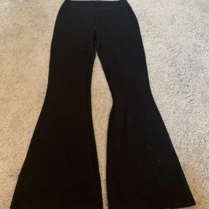 Flaried byxor - Säljer dessa jättesnygga byxorna från Lindex 