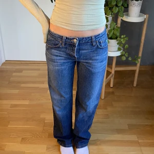 Lågmidjade DKNY jeans - Lågmidjade DKNY jeans i storlek 27/32 i perfekt skick, jag är 165 lång 😍✨
