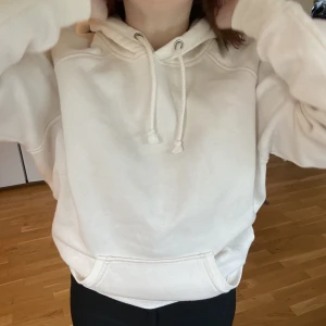 Bikbok hoodie - Hoodie från Bikbok, färg vit/off white i storlek S, relativt bra skick❤️