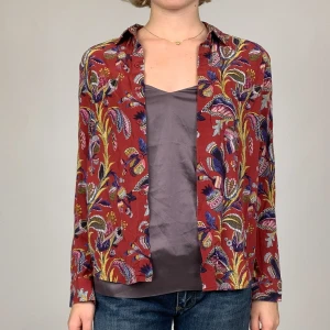 Röd mönstrig blus - Röd mönsteig blus från & other stories🌺❤️ storlek 34, 100% silke🧚‍♀️