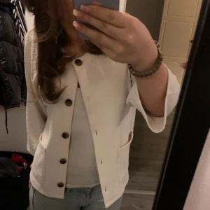 Trekvartsärmad kofta  - Säljer denna trekvartsärmade koftan som köptes på Åhléns för några månader sedan, den är använd 2-3 ggr så väldigt bra skick ! Köptes för ungefär 400 💕