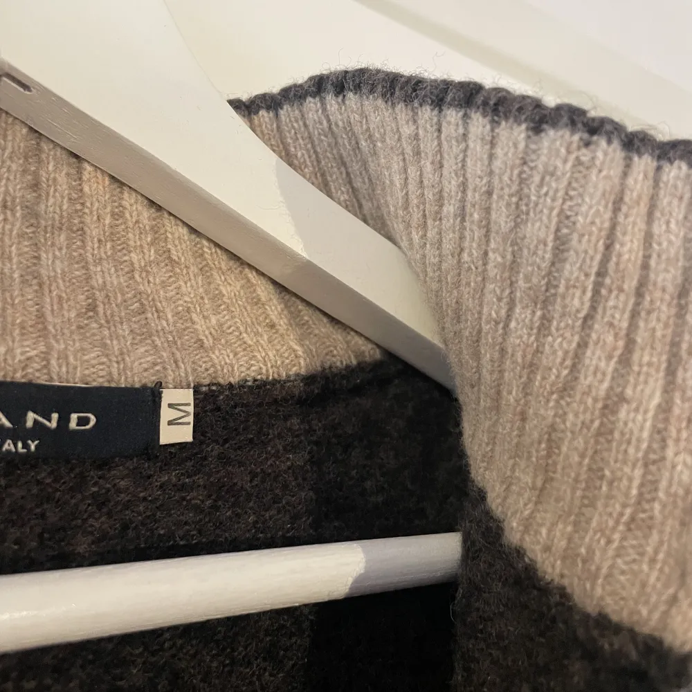 Stickad cardigan från märket Iceland. 70% Ull . Tröjor & Koftor.