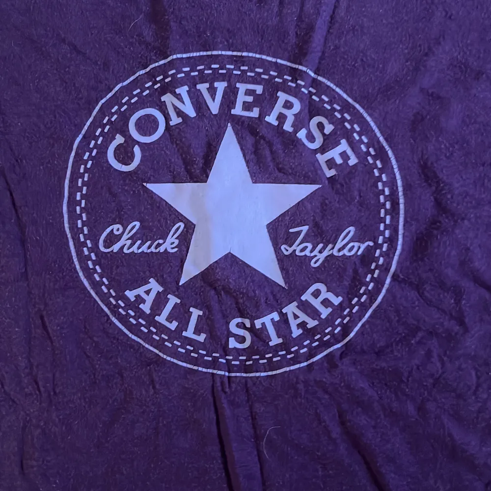 TRYCK INTE PÅ KÖP NU en jättefin lila Converse tröja. Trycket är lite lite slitet men det syns knappt. Den är aldrig använd. Tar emot Swish och köparen står för frakten. Kan även mötas upp💕 tar också emot pris förslag . T-shirts.