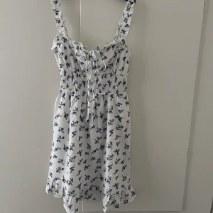 Klänning - Nyskick aldrig använd Nypris 189 kr 