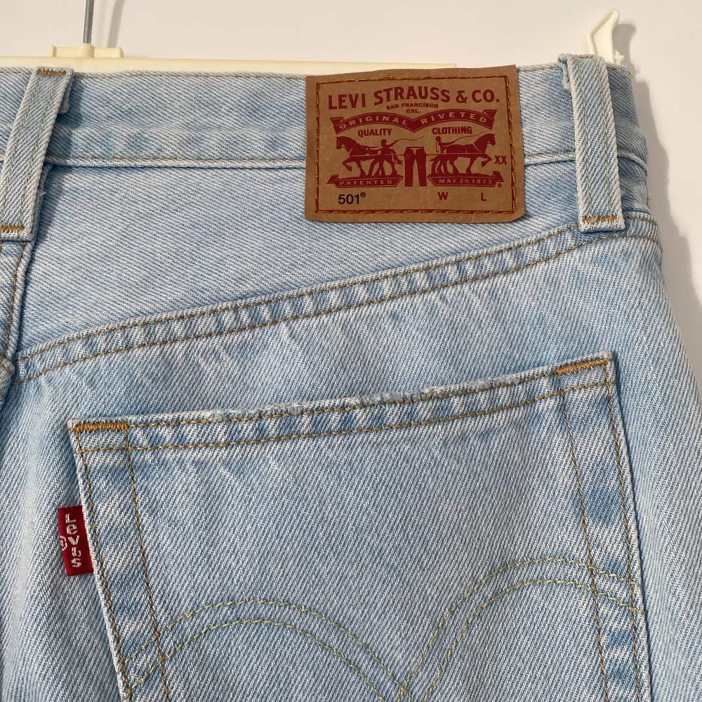 Supersnygga Levi’s jeans i modellen 501 som tyvärr köptes lite för små och därför bara använda en gång. Storlek W26, L30.  . Jeans & Byxor.