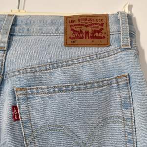 Supersnygga Levi’s jeans i modellen 501 som tyvärr köptes lite för små och därför bara använda en gång. Storlek W26, L30.  