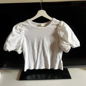 Vit t shirt från hm med puff armar, använd fåtal gånger.