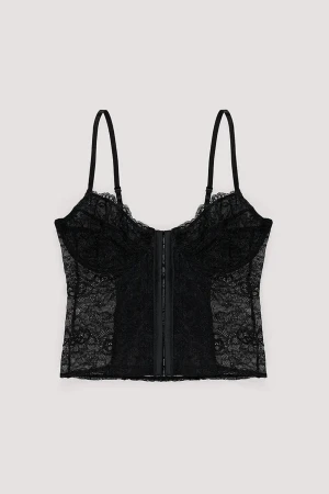 Korsett - En svart populära korsett från NA-KD. Som ny, säljs då den inte kommer till användning(har använt den en gång) den är väldigt liten i storleken så passar även 70-75 B och C. Skickar bild på den vid intresse. Köparen står för frakt 