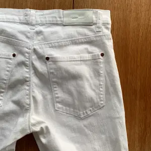 Säljer ett par vita Acne Jeans. De är i storlek 33/34 men de sitter smalare än 33!! Använda vid några få tillfällen⚡️⚡️