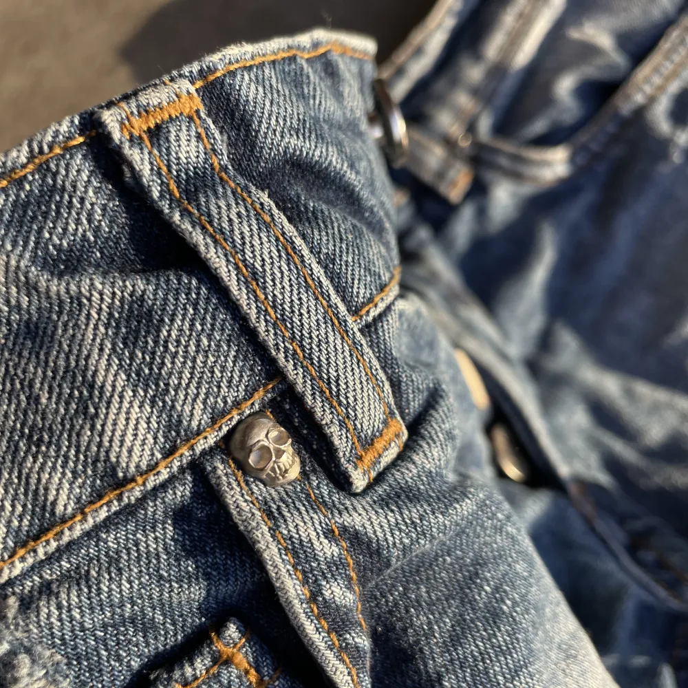 Så coola jeansshorts från Zadig&Voltaire med döskalle- och stjärnnitar! Passar XXS-XS. Shorts.