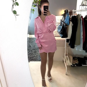 Rosa klänning  - Superfin rosa klänning i satin från Zara! Använd ett par gånger och har därmed råkat dra upp några trådar, vilket ni ser på bild 3. Dom syns knappt när man bär klänningen och är fortfarande i toppen skick! 💕 Nypris: 399kr Mitt pris: 250kr