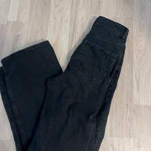 Svarat vida jeans från H&M i storlek 36