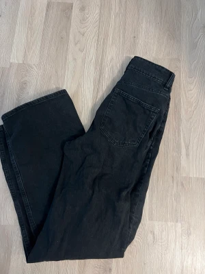 Svarat vida jeans - Svarat vida jeans från H&M i storlek 36
