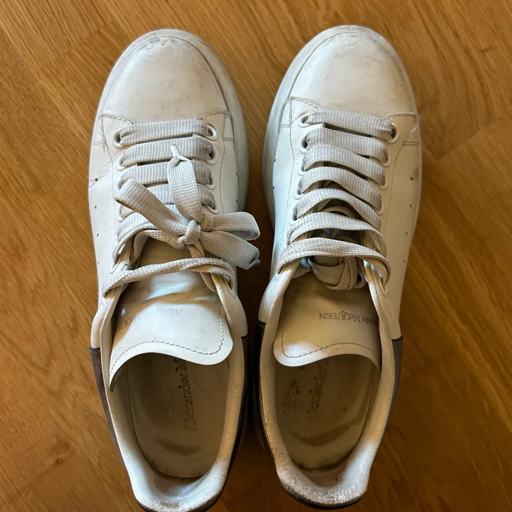 Säljer mina äkta vita Alexander mcqueen skor med silvrig detalj på baksidan. Skorna är i storlek 40 och i använt skick men fortfarande hela och fina!. Skor.