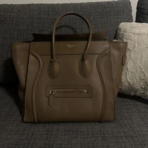 Celine luggage väska  - Celine väska i bra skick💕Kommer inte att sälja under 10000 så ingen mening att skriva då!