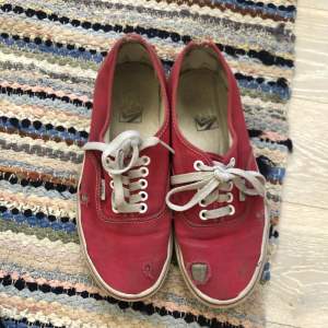 Röda vans skor i modellen era. I storlek 39:) de är ganska slitna så därav priset! 