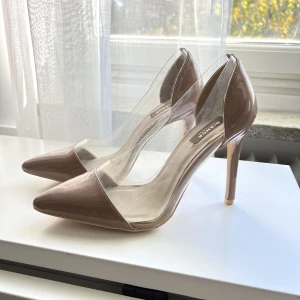 Superfina klackar Bianca x Nelly - Säljer nu mina älskade klackar från Bianca x Nelly i storlek 39. Älskar dom men dom sitter tyvärr lite tajt. Endast testade.  Kan skickas om köparen står för frakten. 