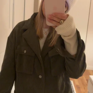 Höst jacka  - Säljer min mörkgröna jacka. Den är knappt använd och väl omhändertagen, säljer pga att jag har andra jackor 🫶🏼💕