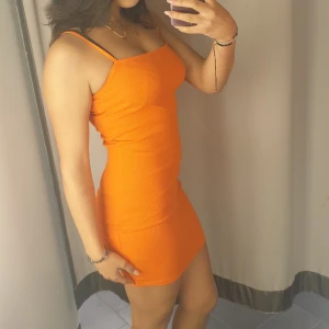 Orange neon klänning  - Perfekt skick, endast använd en gång❤️ skriv för mer bilder/info😊
