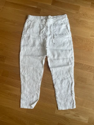 Vita linnebyxor - Färg: Vit (utan fläckar och smuts)  Storlek: 40 Märke: H&M Skicket: använda fåtal gånger (utan fläckar och smuts)