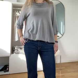 Trekvartsärmad tröja💘 - Fin trekvartsärmad stickad tröja i en lite längre modell, dragkedja högst upp på baksidan💘💞