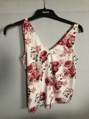 Blommigt linne VERO MODA storlek S - Ett blommigt linne som knappt är använd. Materialet är 100% polyester och linnet är i storlek S. Kommer från ett rökfritt hem. Säljs då det inte är min stil längre. 