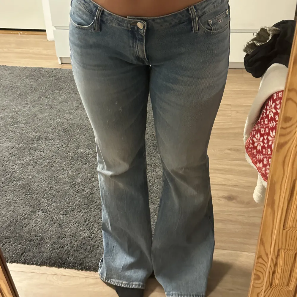 Supersnygga low waist bootcut jeans från Tommy Hilfiger. Köpta i slutet av sommaren så endast anvönfa fåtal gånger. Inga defekter. Nypris 1 535kr. Jeans & Byxor.
