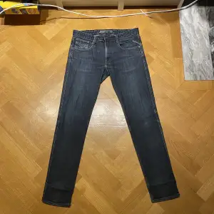 Jeans från Replay | Storlek: 32/34 | Skicket på Jeansen är väldigt bra utan några defekter | Mitt pris: 500kr - Nypris: 1500 kr |