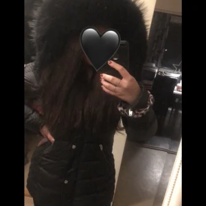 Rock and blue Jacka - Säljer denna Rock and Blue Päls Jacka i storlek 42. Modellen heter Beam Jacket. Det är mellan längden. Väldigt fint skick och inte använd många gånger. Nypris 3700 kr. Fler bilder kan skickas vid intresse. Kvitto finns! Kan även skickas. 