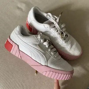 Vintage Puma sneakers. Rosa och röda med detaljer i guld. Små i storleken  Bra skick 