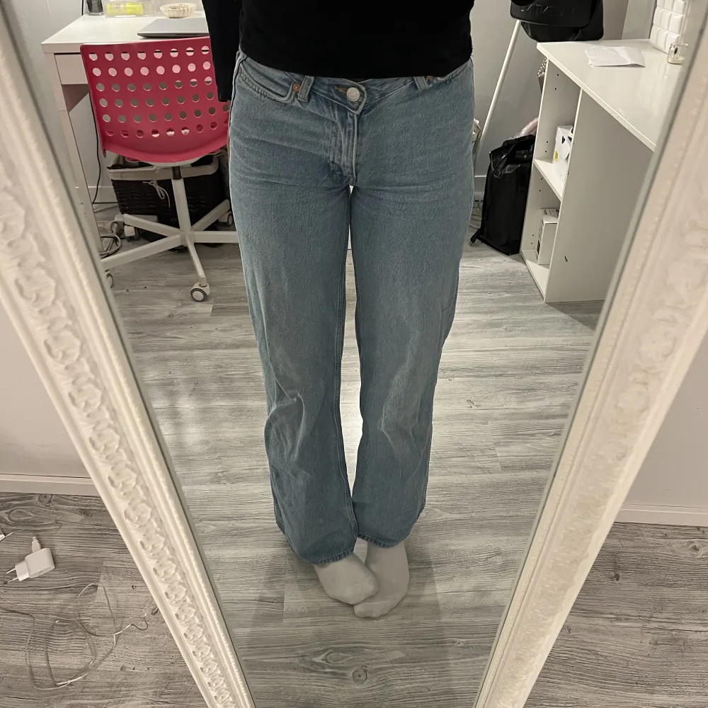 Ljusblå jeans med V midja långa (jag är 171) och sitter jätte bra i midjan💕 pris går att förhandla . Jeans & Byxor.